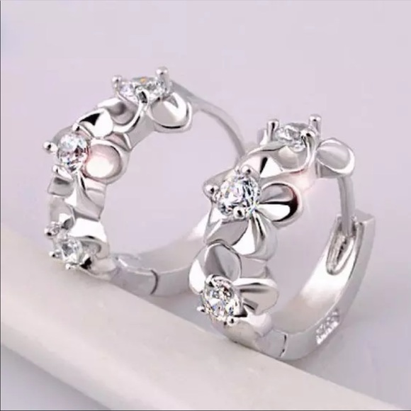 New 925 Silver Beautiful Flower Hoop Earrings - Picture 2 of 6